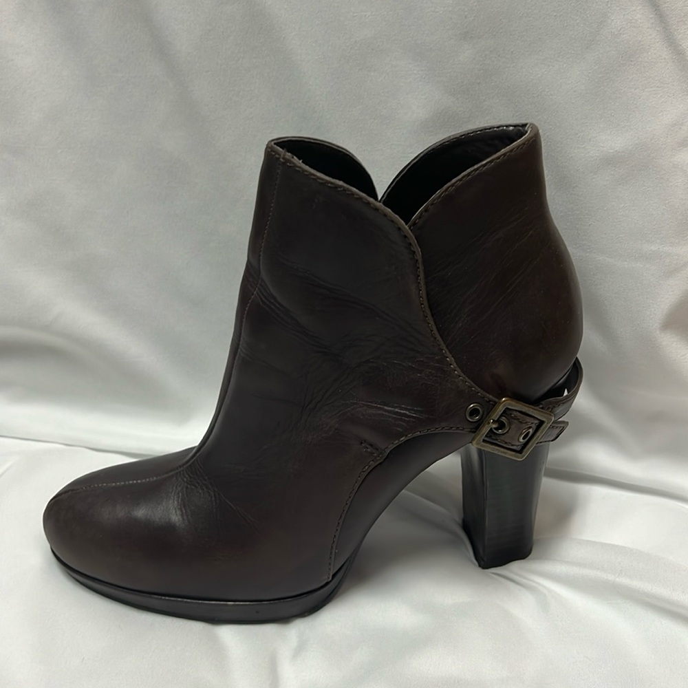 Brown leather simply Vera Wang Boots